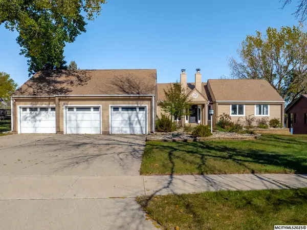 1000 Briarstone Dr, MASON CITY, IA 50401