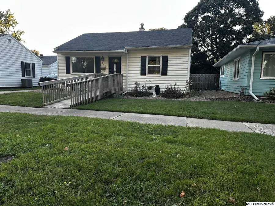 1009 Allison St, Charles City, IA 50616 - Image #2