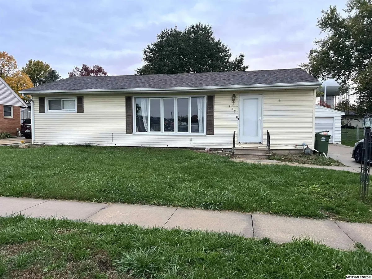 309 Danbury Dr, Charles City, IA 50616 - #1