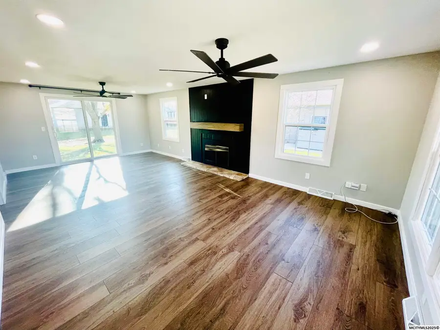 335 Lakeview Dr, Mason City, IA 50401 - #2