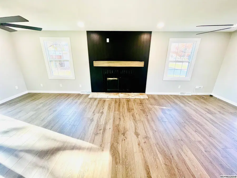 335 Lakeview Dr, Mason City, IA 50401 - #3