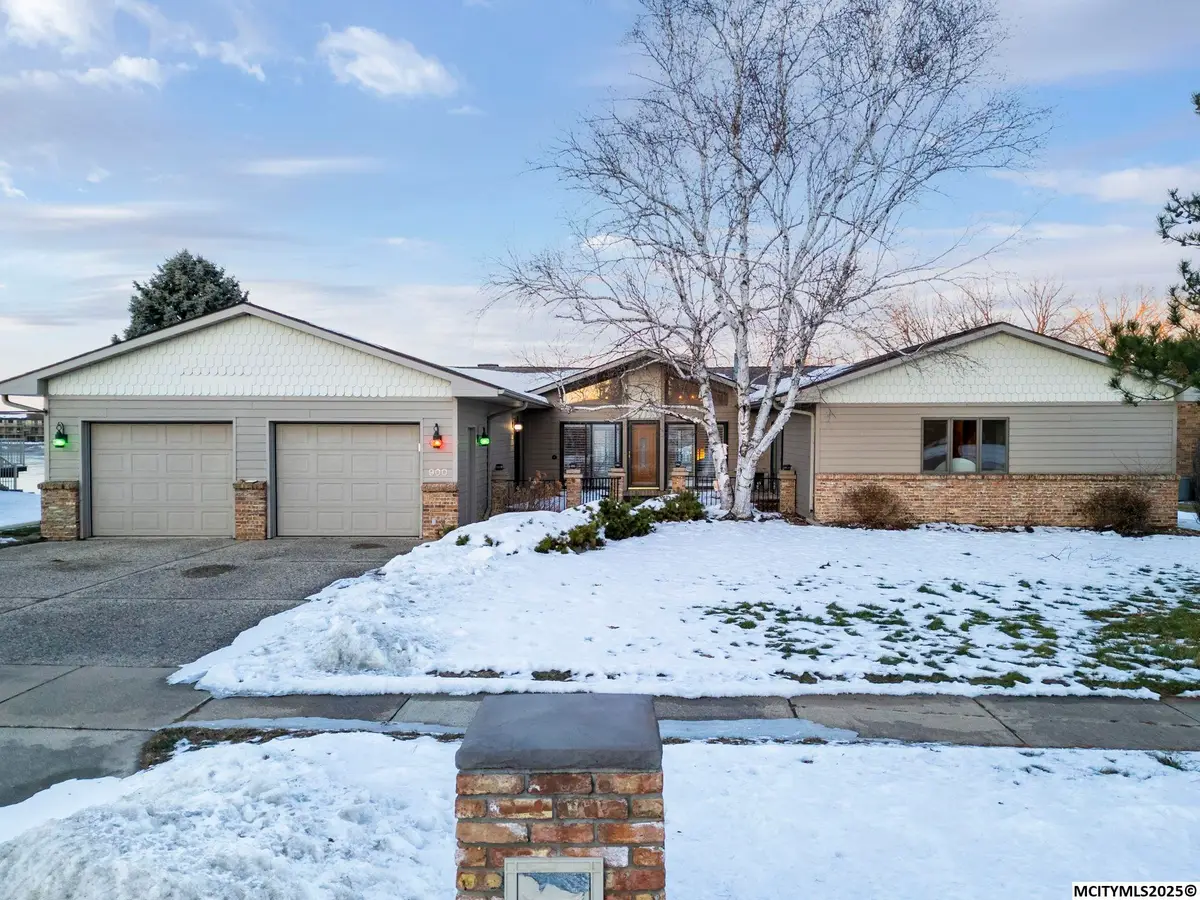 900 Briarstone Dr, Mason City, IA 50401 - #1