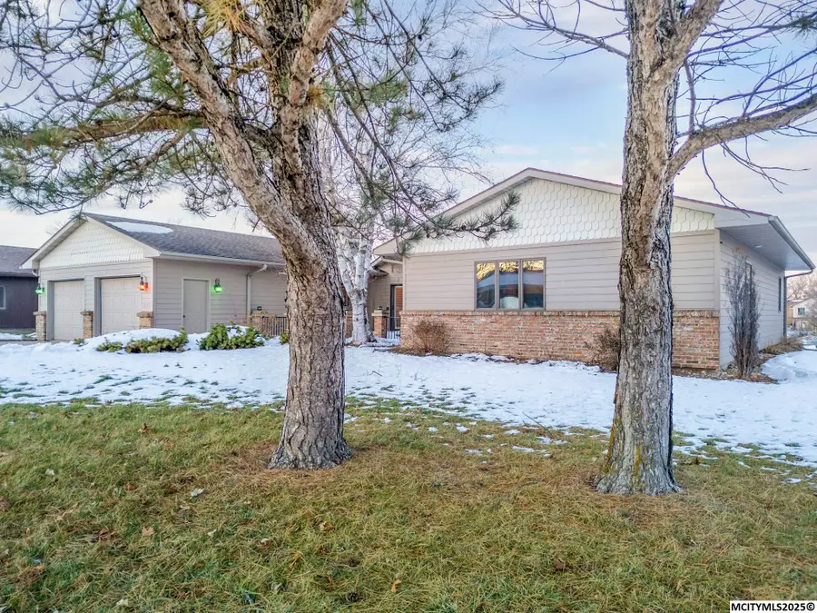 900 Briarstone Dr, Mason City, IA 50401 - #3