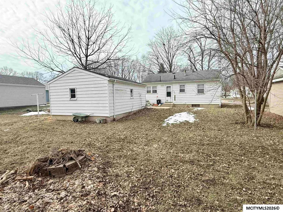 1203 S Vermont Ave, Mason City, IA 50401 - #2