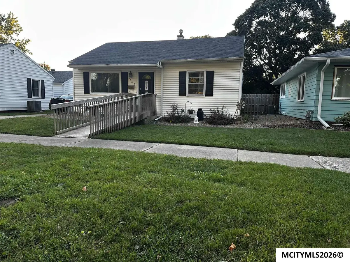 1009 Allison St, Charles City, IA 50616 - #1