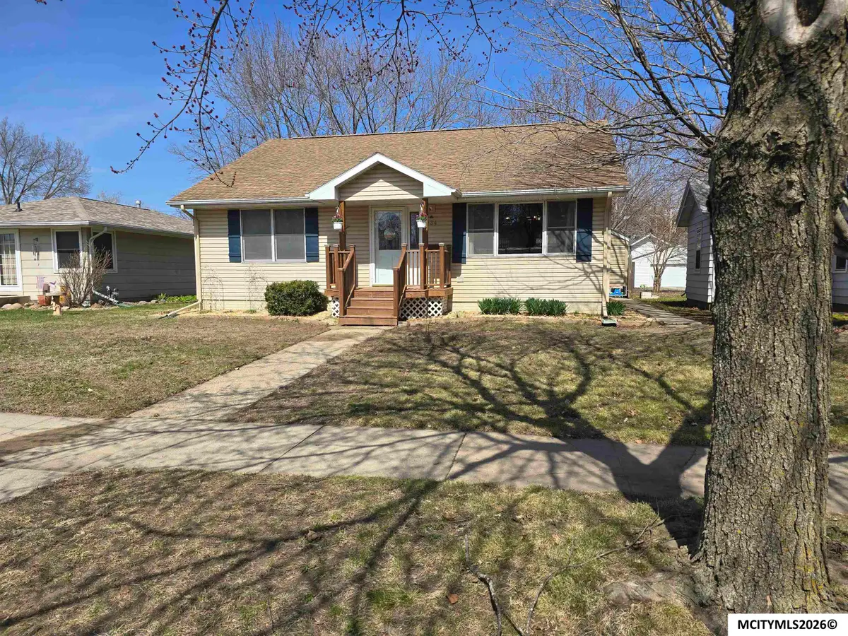 934 11th NE, Mason City, IA 50401 - #1