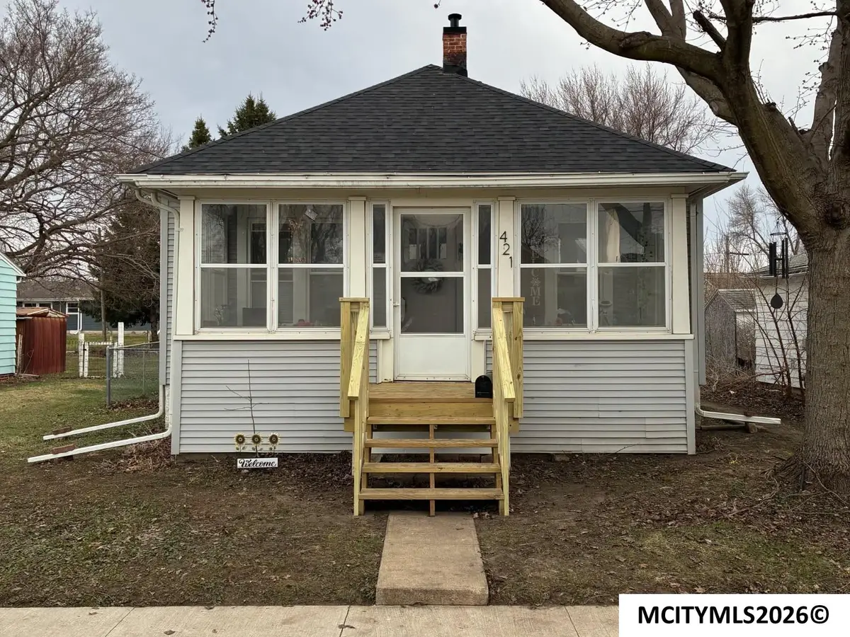 421 25th St SW, Mason City, IA 50401 - #1