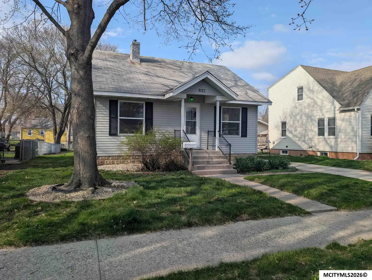 832 9th NE, Mason City, IA 50401 - #1