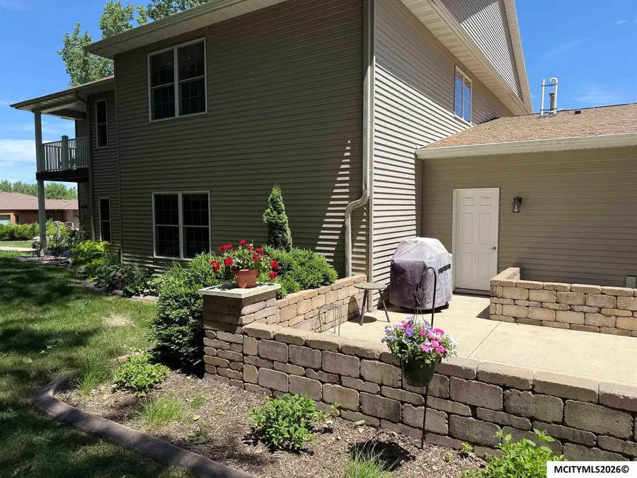 2175 Hunters Ridge, Mason City, IA 50401 - #2