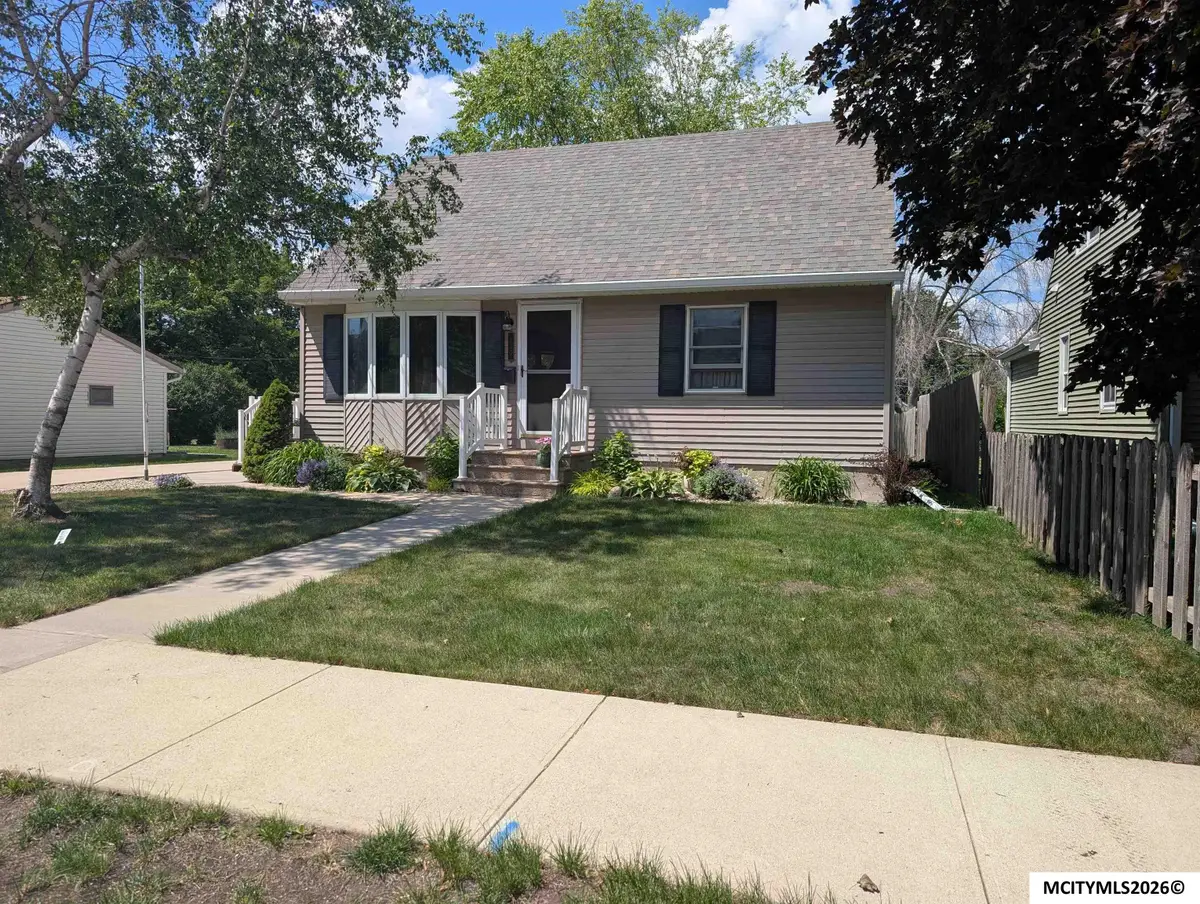 220 26th SW, Mason City, IA 50401 - #1