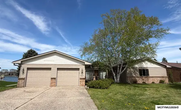 900 Briarstone Dr, MASON CITY, IA 50401