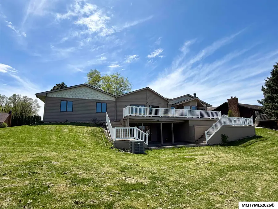 900 Briarstone Dr, Mason City, IA 50401 - #2