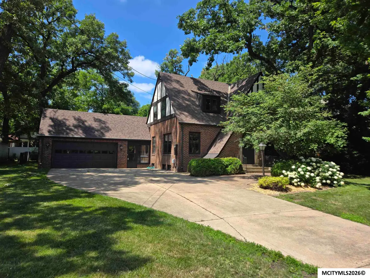 76 N Crescent Drive, Mason City, IA 50401 - #1