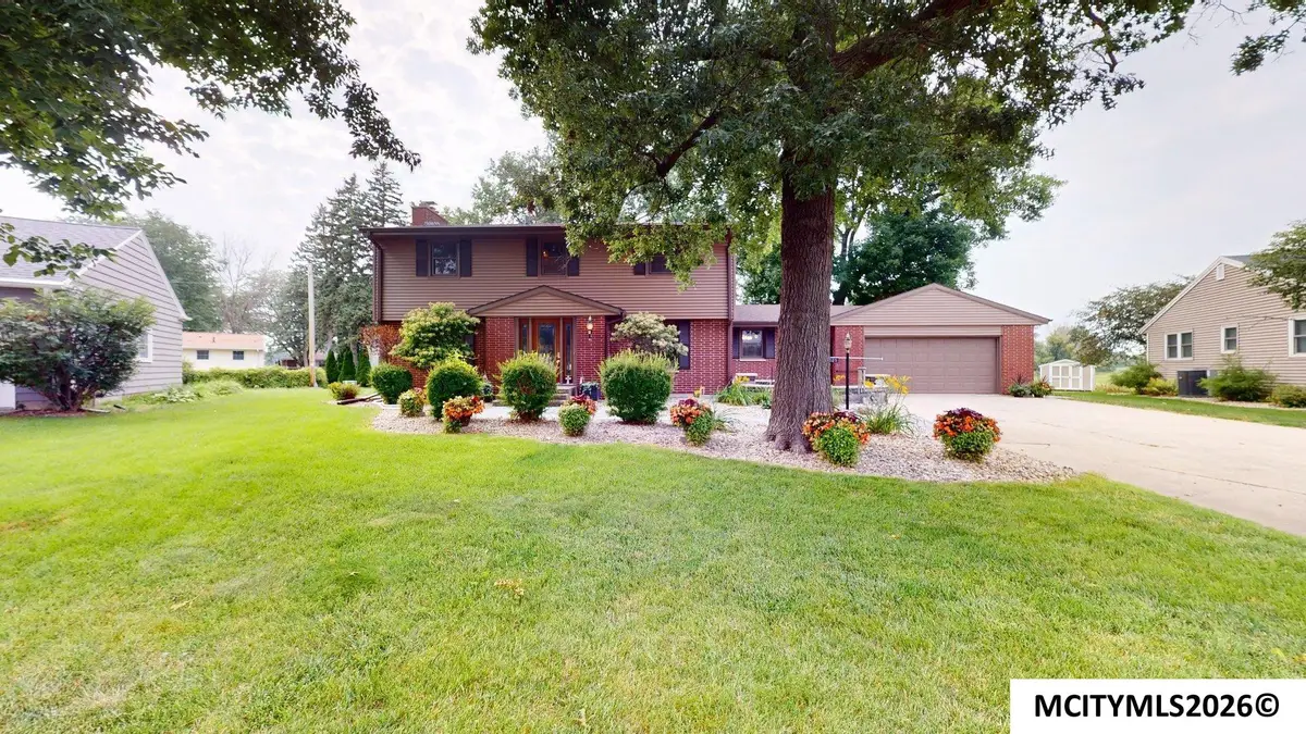 225 Parkridge Dr, Mason City, IA 50401 - #1