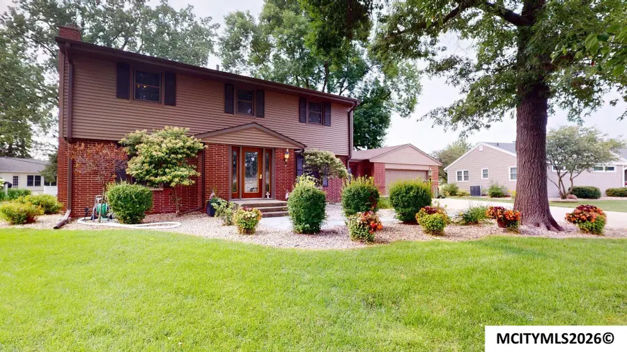 225 Parkridge Dr, Mason City, IA 50401 - #2