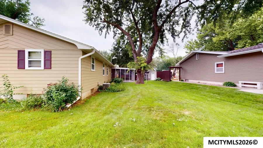 1076 Park Lane, Mason City, IA 50401 - #2