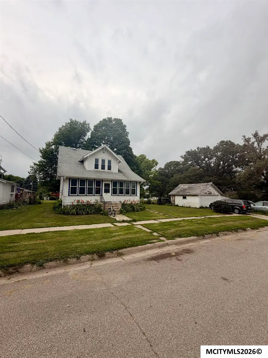 809 N 9th St, Mason City, IA 50401 - #2