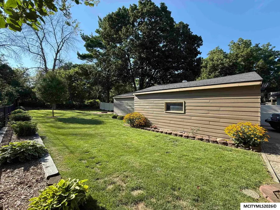 206 S Rhode Island Ave, Mason City, IA 50401 - #3