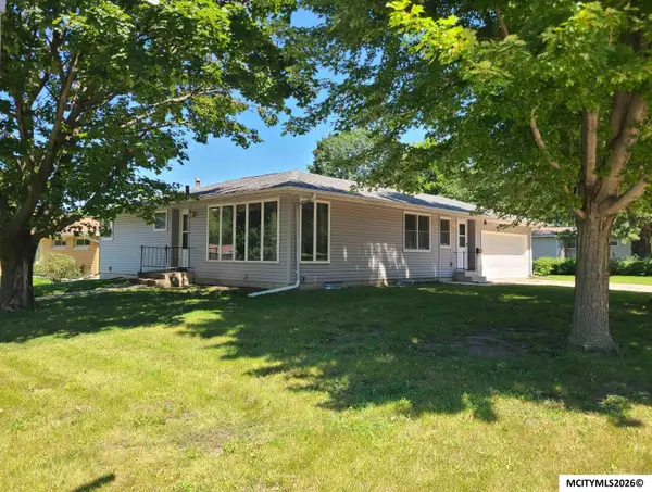 1155 Crestmore Way, MASON CITY, IA 50401