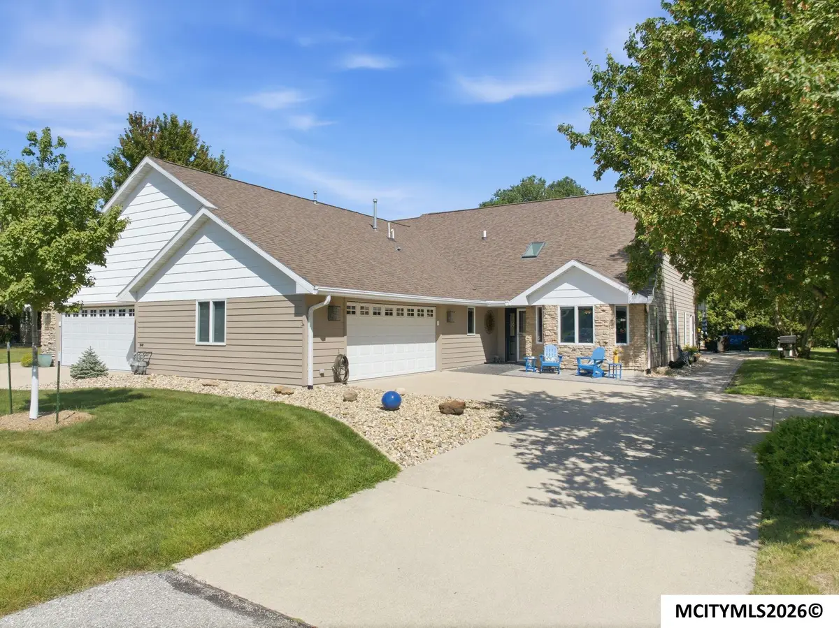 2010 Hunters Ridge Dr, Mason City, IA 50401 - #1