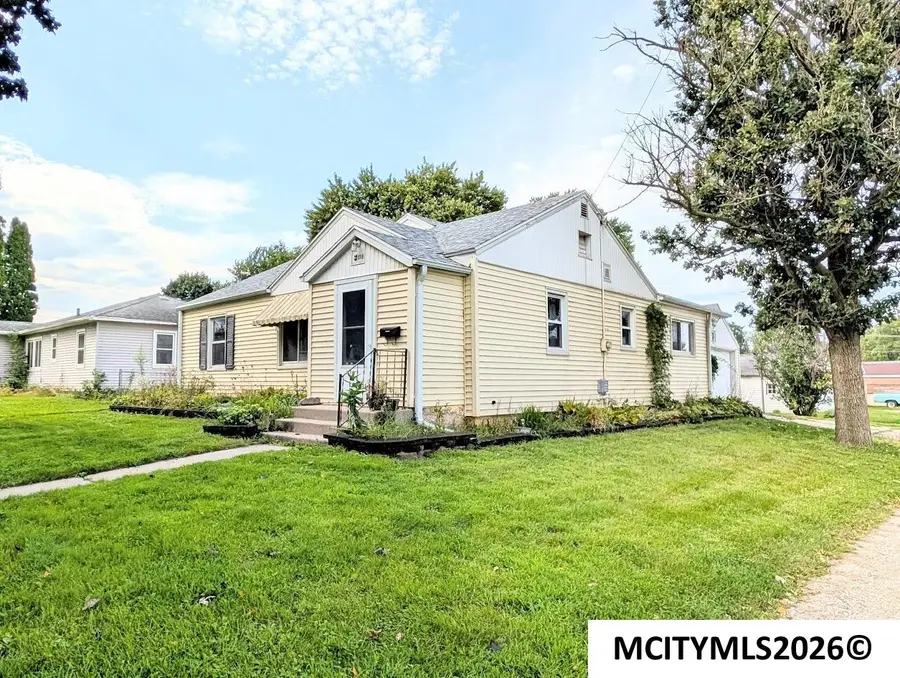 516 10th Str NW, Mason City, IA 50401 - #2