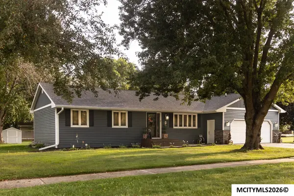 8 williamsburg circle, MASON CITY, IA 50401