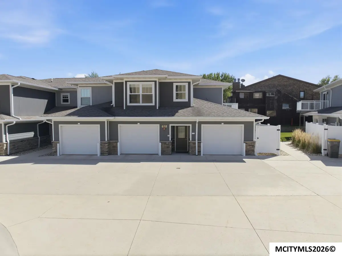 635 Briarstone Dr, Mason City, IA 50401 - #1