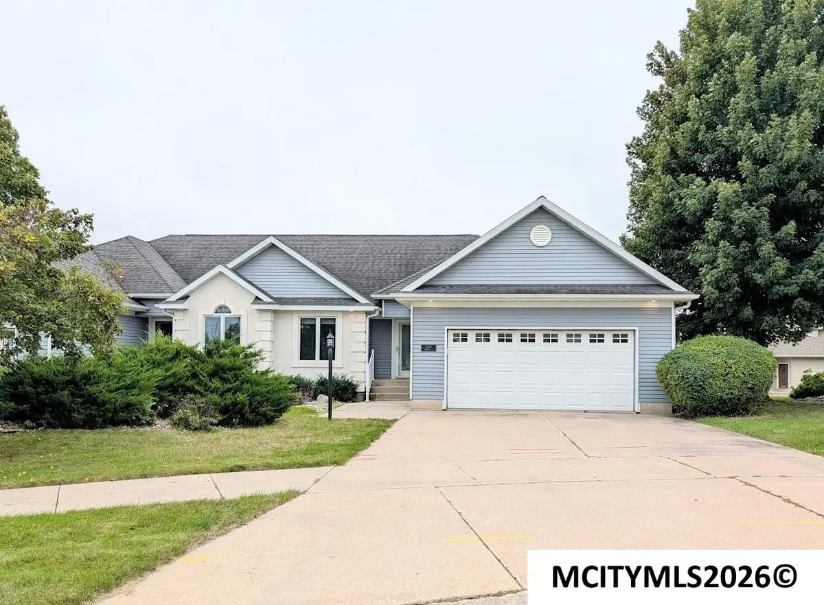 3247 Pinnacle Ct, Mason City, IA 50401 - #1