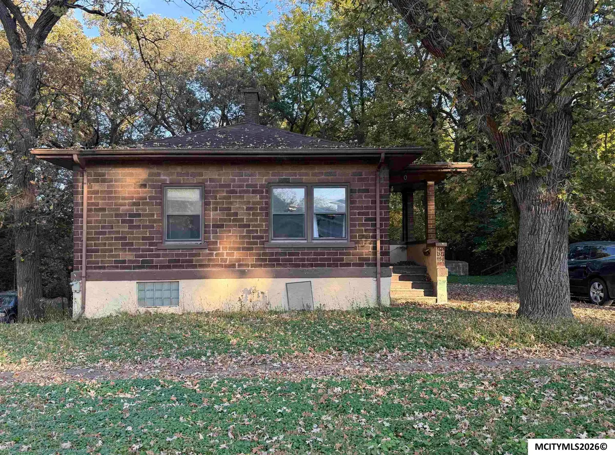 805 Elm Dr, Mason City, IA 50401 - #1