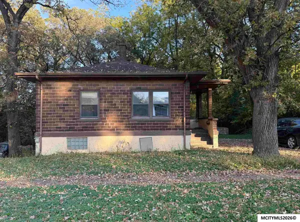 805 Elm Dr, MASON CITY, IA 50401