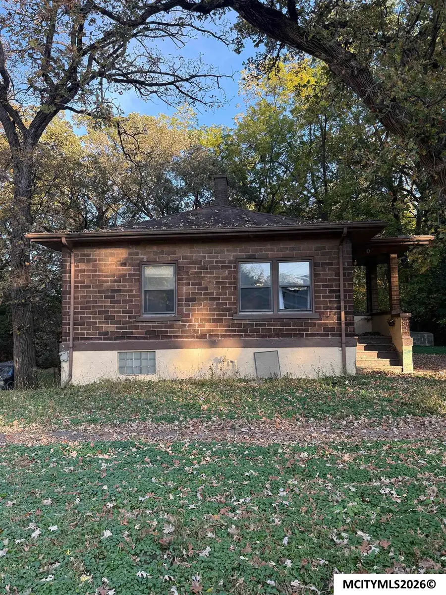 805 Elm Dr, Mason City, IA 50401 - #2