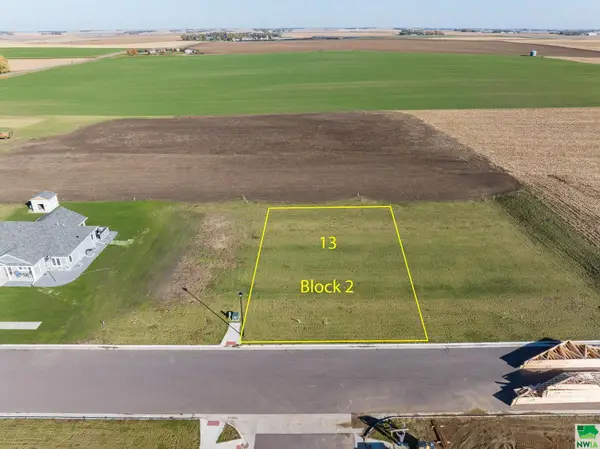 1501 Willard Ln, Larchwood, IA 51241