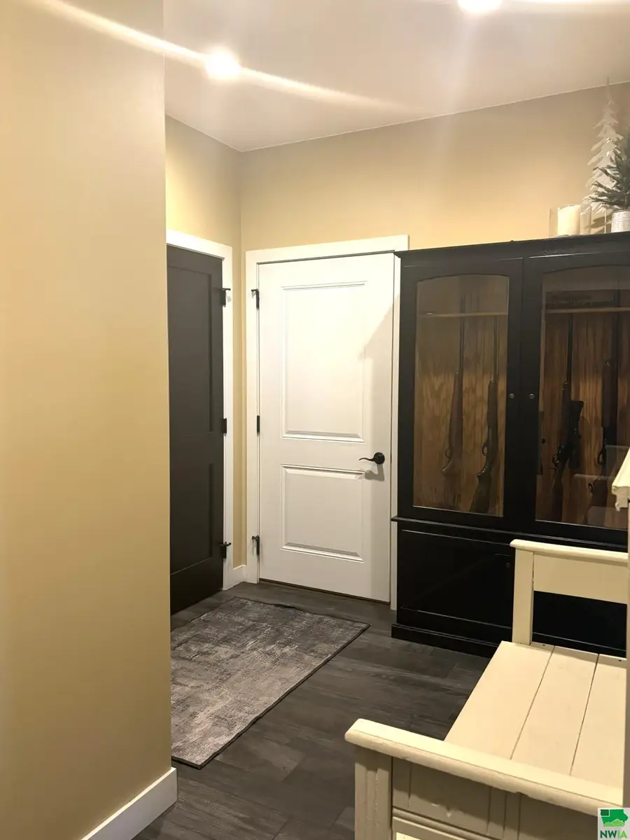 925 Sunrise Trail, Sioux Center, IA 51250 - Image #2