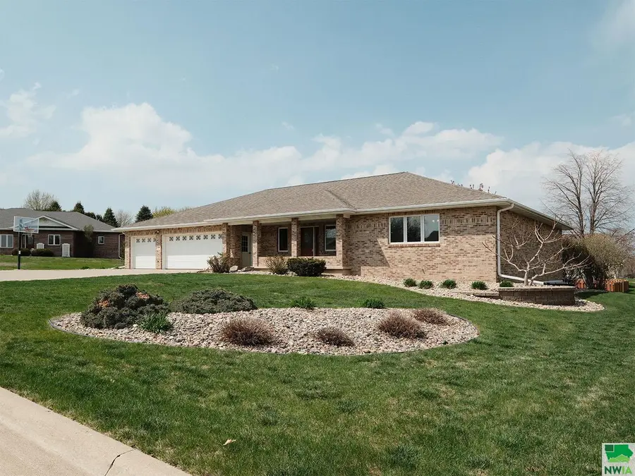 544 13th Street Circle SE, Sioux Center, IA 51250 - Image #2