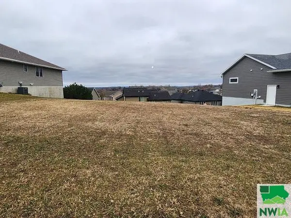 4210 Fieldcrest Dr, Sioux City, IA 51103