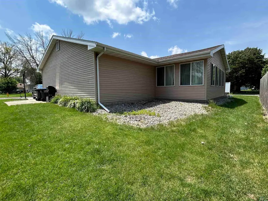 1001 E 8TH ST, Storm Lake, IA 50588 - Image #2