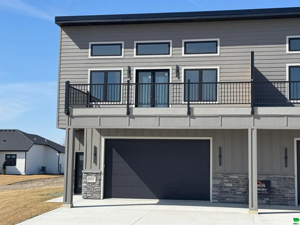 910 S TURTLE CV, North Sioux City, SD 57049 - Image #1