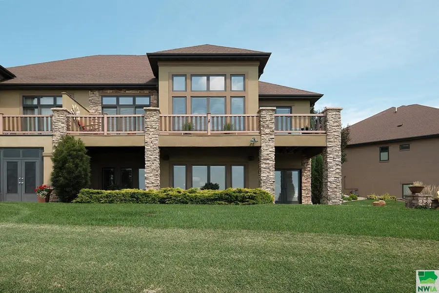 1073 Teres View Drive, Sioux Center, IA 51250 - Image #2