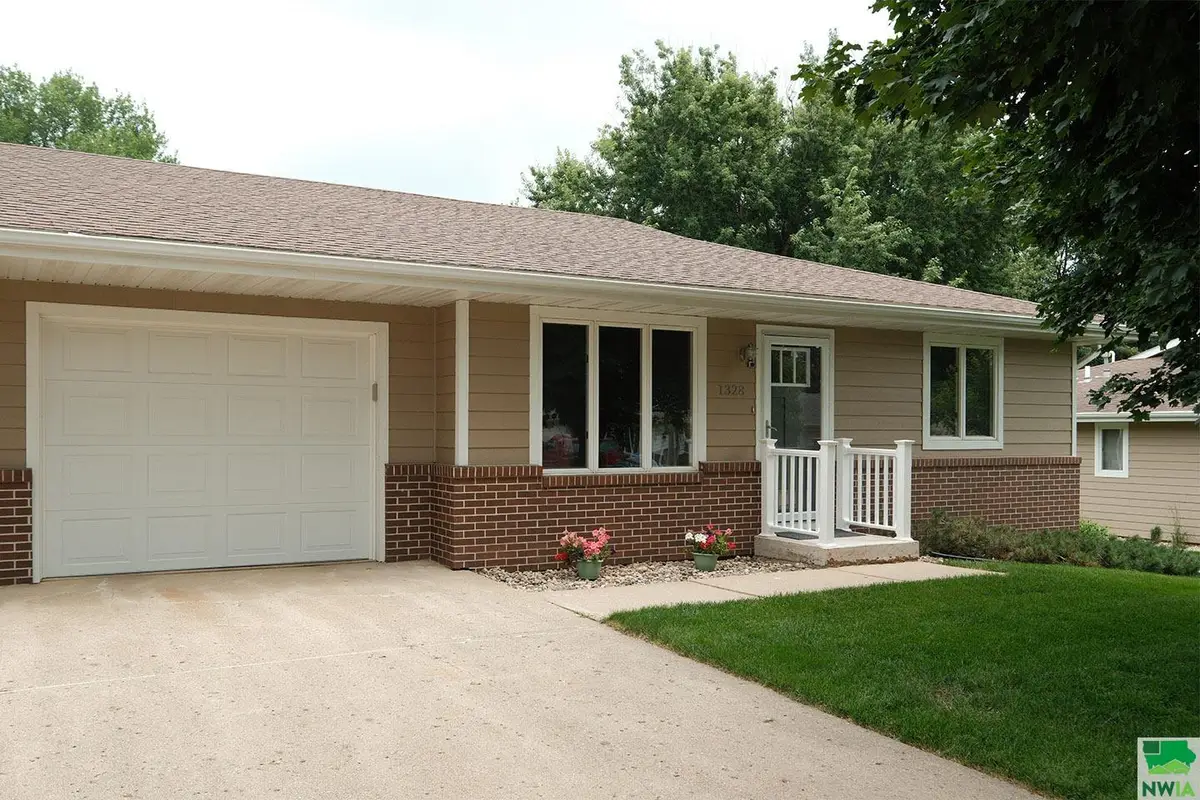1328 1st Ave SE, Sioux Center, IA 51250 - Image #1