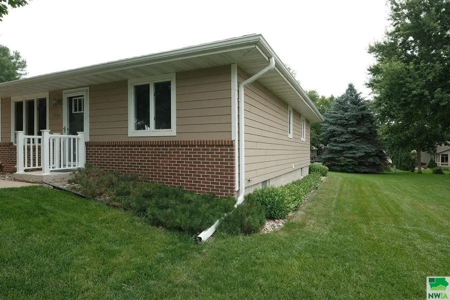 1328 1st Ave SE, Sioux Center, IA 51250 - Image #2
