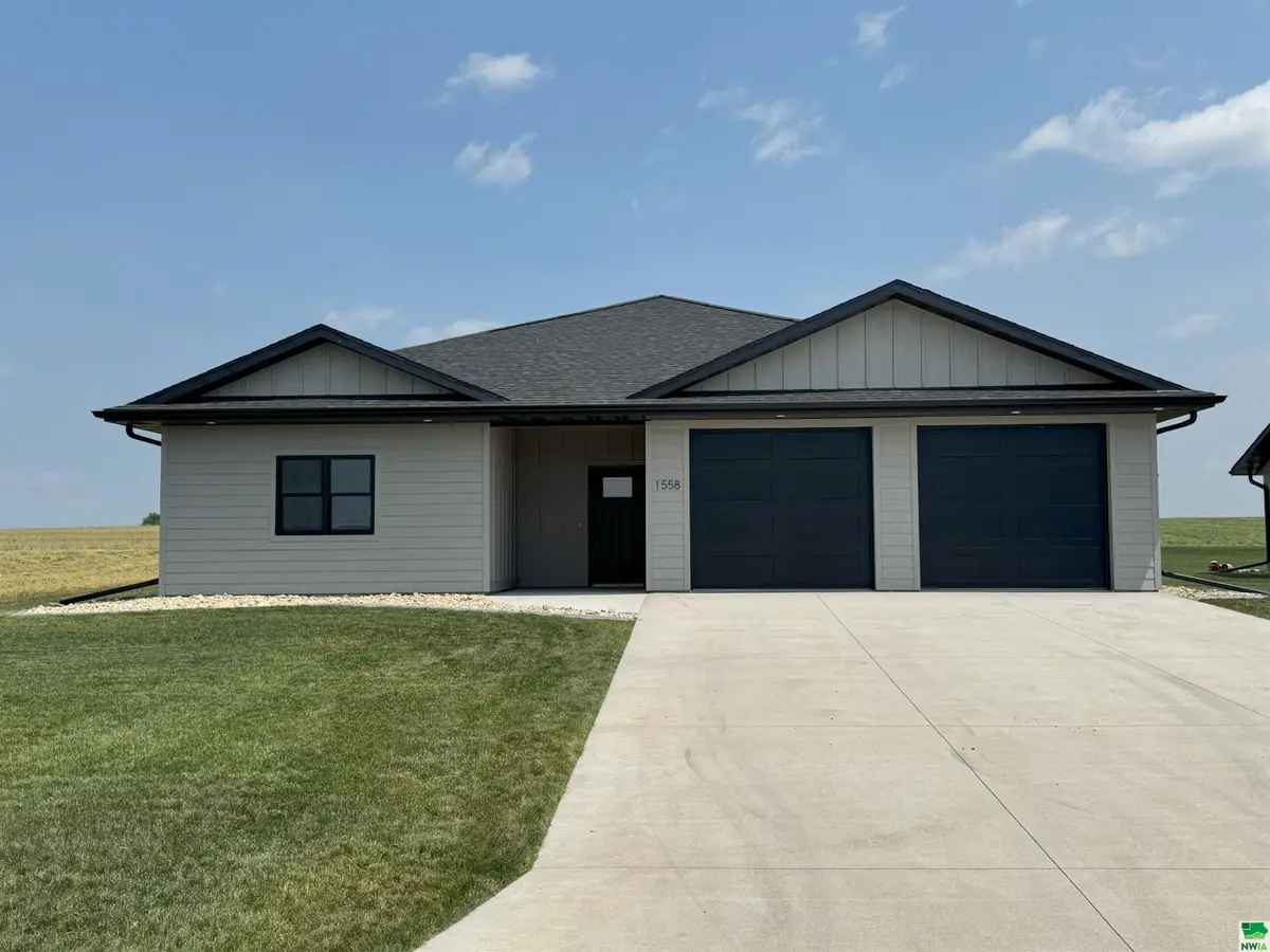 1558 11TH AVE NE, Sioux Center, IA 51250 - Image #1