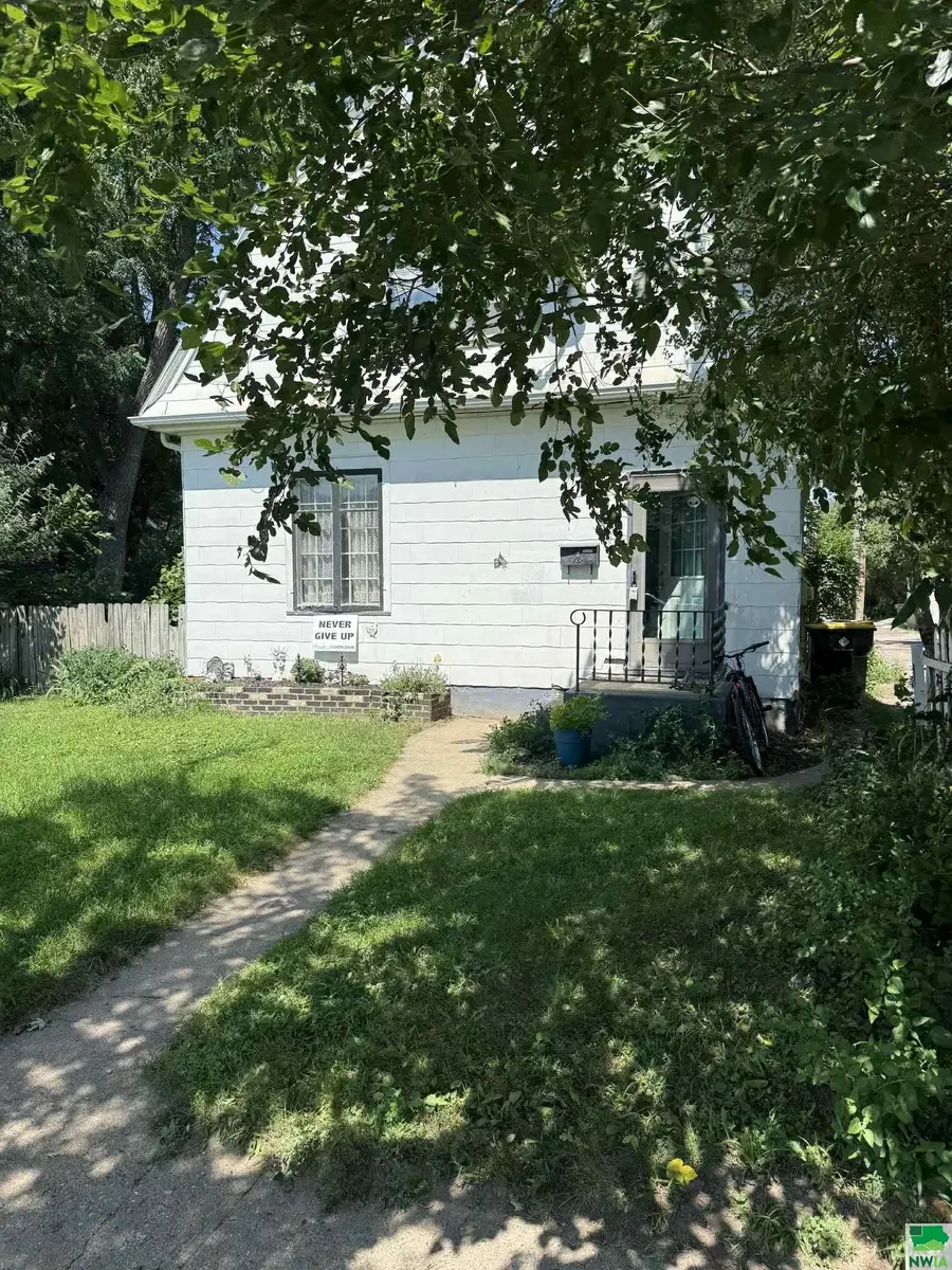 1513 W 18TH, Sioux City, IA 51103 - #2