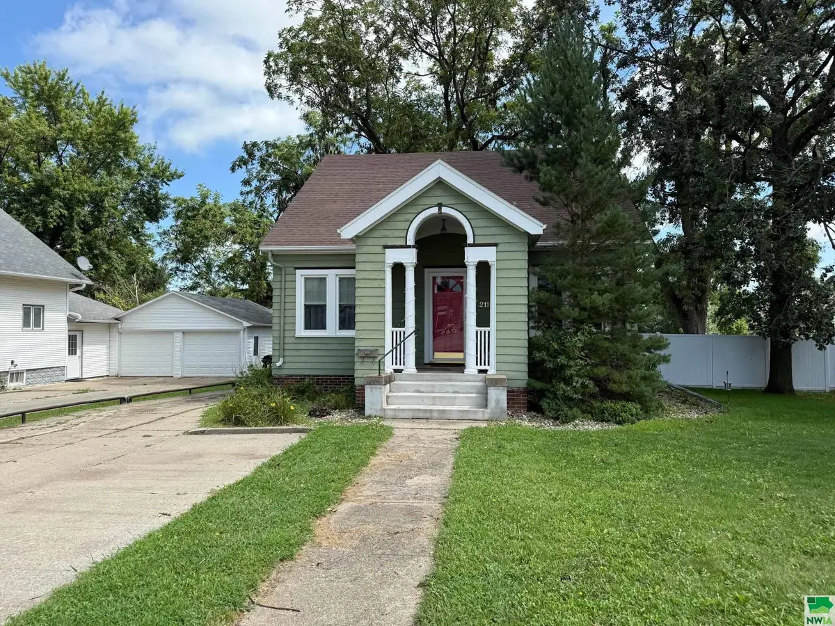 211 Albany Ave SE, Orange City, IA 51041 - Image #1