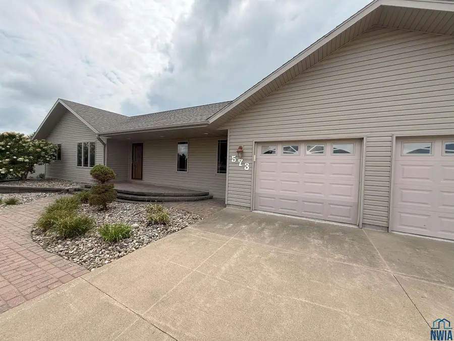 573 14th St SE, Sioux Center, IA 51250 - Image #2