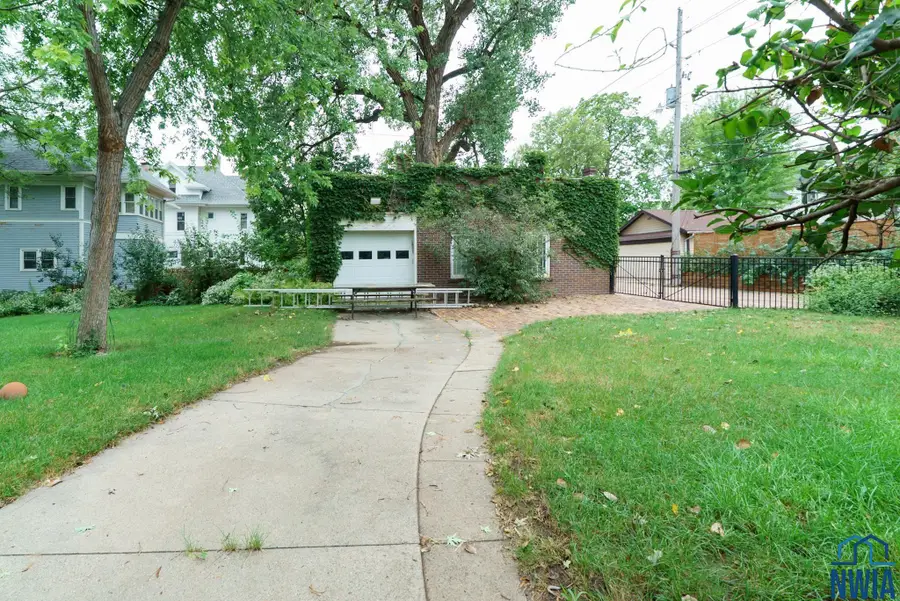 2423 JACKSON ST, Sioux City, IA 51104 - Image #2