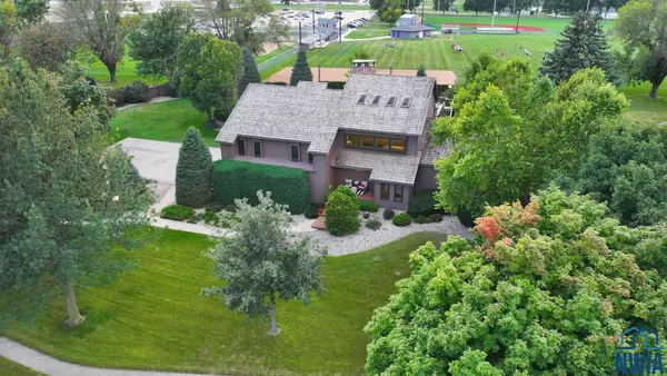 700 Juneau Ave SE, Orange City, IA 51041