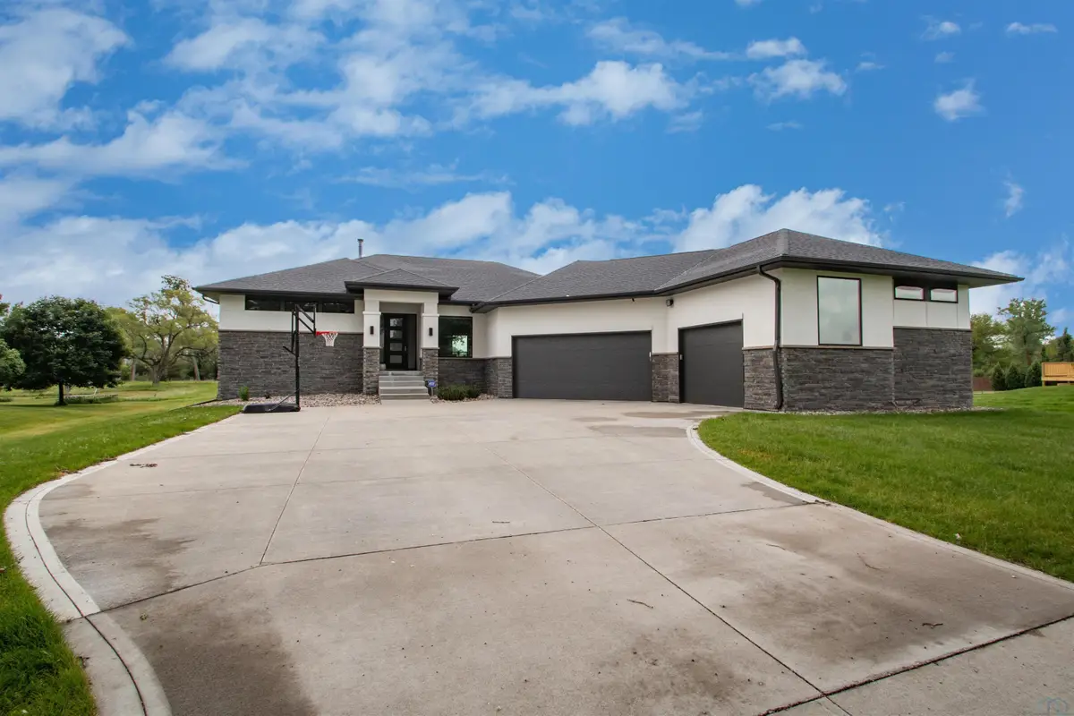 920 Wynstone Drive, Jefferson, SD 57038 - Image #1