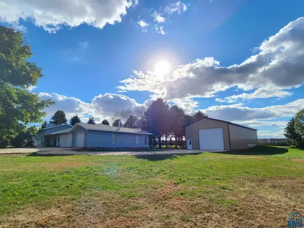 3273 Hickory Ave., Hull, IA 51239