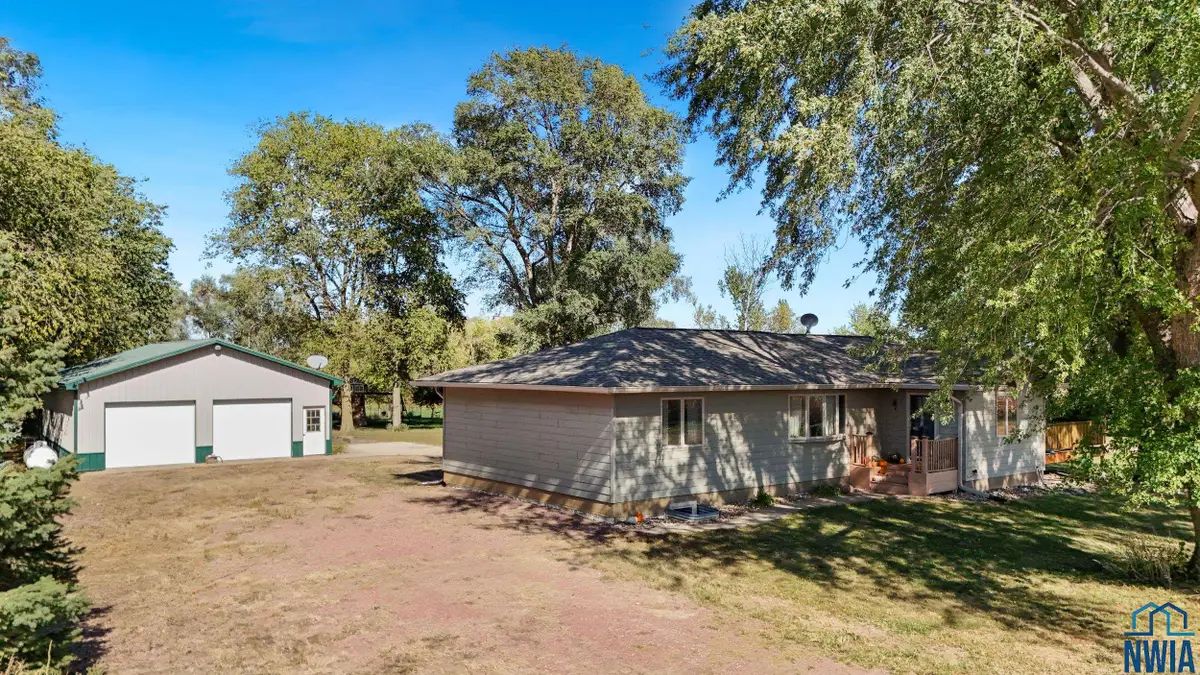 46704 Coyote St, Vermillion, SD 57069 - Image #1