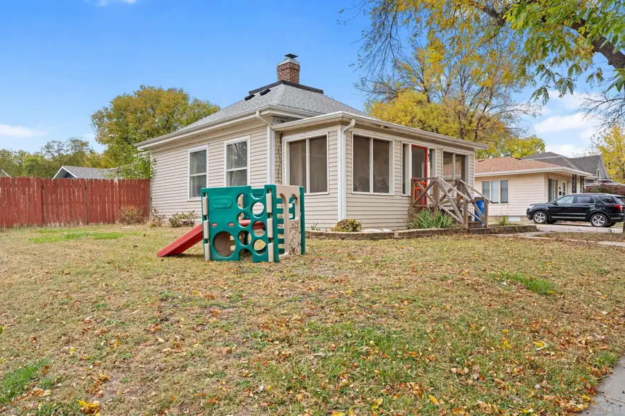 302 Elm St, Vermillion, SD 57069 - Image #2